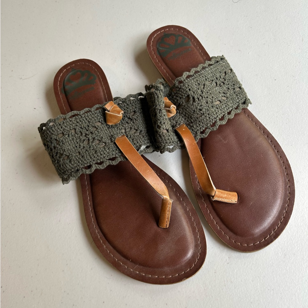 Womens fergalicious sandals. Size 8. EUC